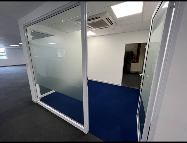 1,030M² BUSINESS TO LET IN WOODSTOCK